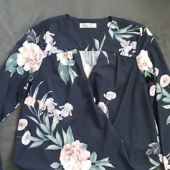 Floral Navy Blouse Cropped - Picture 6 of 6